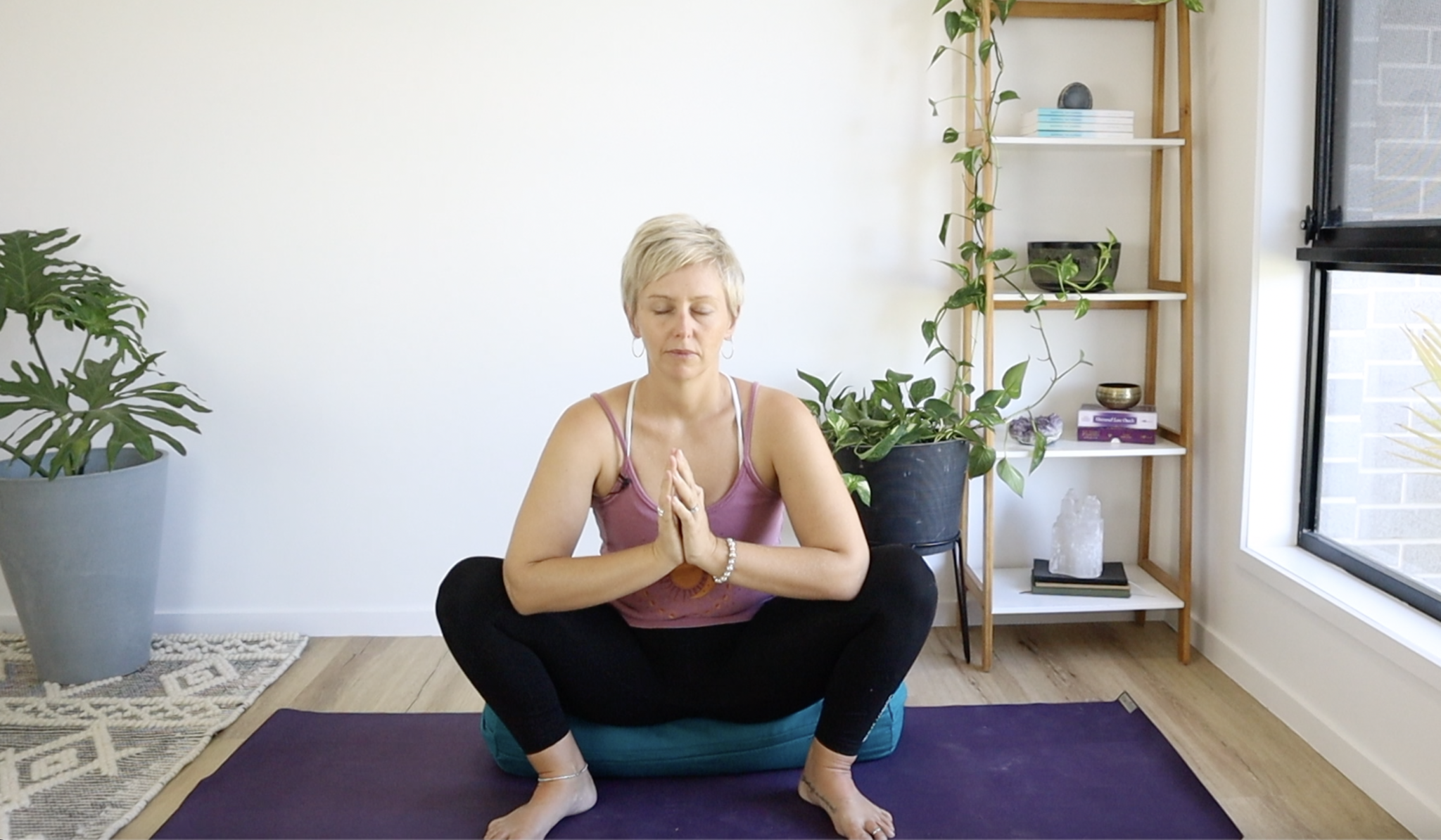 A Quick Guide with 5 Best Pelvic Floor Yoga Poses | Elitone